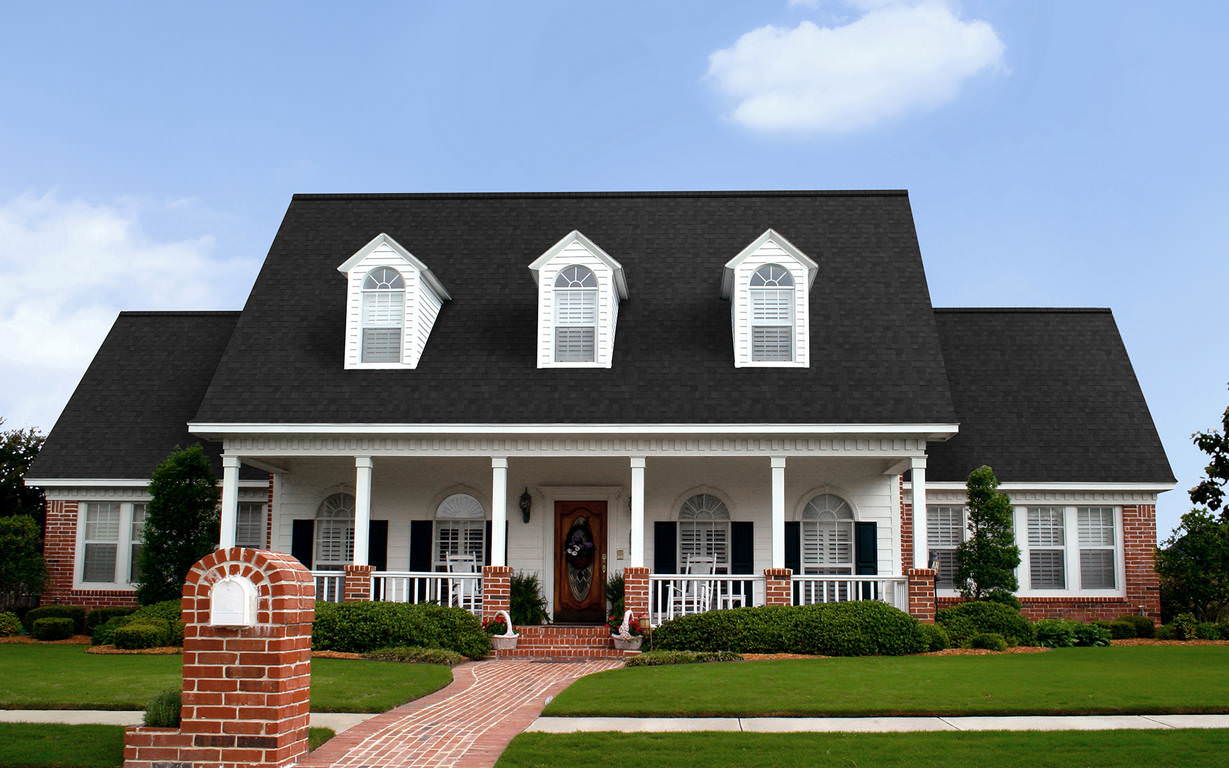 Owens Corning Oakridge shingles in Onyx Black installed on residential home
